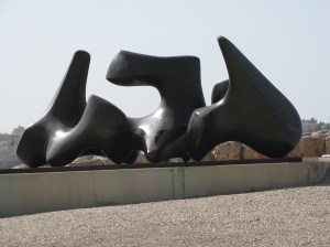 Henry_Moore-Three_piece_sculpture-Israel_Museum